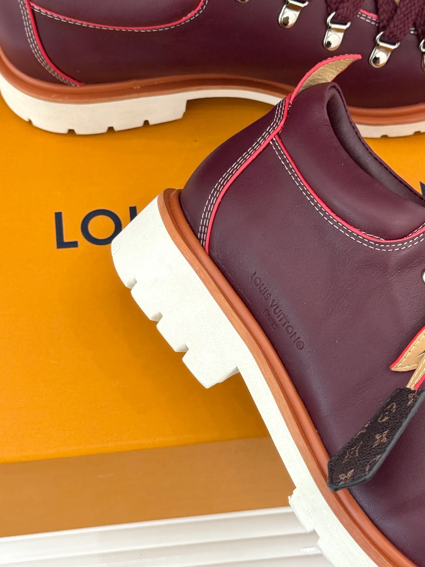 P720 LV Remix derby 25WF new product, the top version of couple's derby shoes, uses classic as the base color to reshape the fashion style✨ Various colors break the monotony. Black is cool, brown is retro, pink is sweet, and blue is fresh. Suitable for different styles of wear🎨 The delicate leather fits the foot shape and the shoelace details hide ingenuity. It is a fashion symbol of walking and steps on the forefront of the trend every step of the way. Start your own style journey🚶‍♀️ The fabric is made of first-layer cowhide, the inner pads are all sheepskin, the original molded custom TPU non-slip outsole size: Female: 35-41 (40/41 customized) Male: 39-46 (45/46 customized)